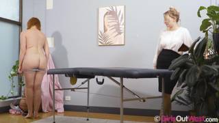 Lesbica usa la lingua e i suoi seni per fare un massaggio