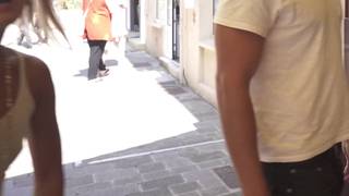 Guarda come sono duri i suoi capezzoli Guarda come sono duri i suoi capezzoli
