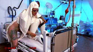 Guardala in latex bianco mentre viene torturata