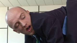 I colleghi dell'ufficio si sbattono l'un l'altro dopo il lavoro