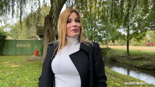 La bella ragazza francese urla come una pazza mentre è alla pecorina