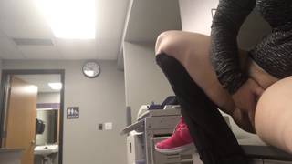 Una pausa in ufficio per masturbarsi