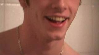 Il giovane gay Thomas si palpa l'uccello per noi