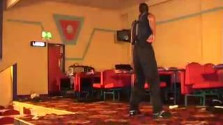 Queste troie amano andare a questi caldi spettacoli di spogliarello