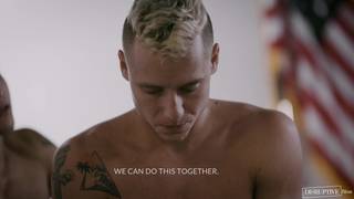 Justin Matthews e Elliot Finn si scopano il culo in caserma