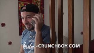 Il gay con l'imbracatura gode mentre viene scopato con forza Il gay con l'imbracatura gode mentre viene scopato con forza