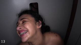 Takosha è in ginocchio mentre succhia e scopa