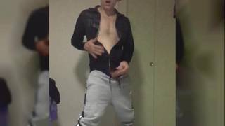 Sexy Max si masturba ed eiacula per te