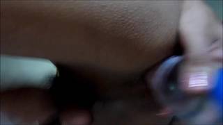 Kam si infila una bottiglia nel culo e si masturba