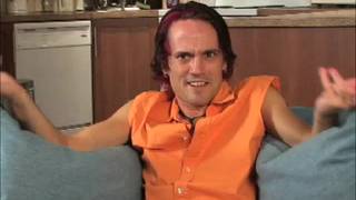 Calvin che si fa valere sul divano da solo