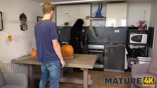 Una donna più anziana sorprende un uomo più giovane che si scopa una zucca! Una donna più anziana sorprende un uomo più giovane che si scopa una zucca!