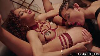 Alle lesbiche Eimly e Scarlit piace scopare in lingerie sexy Alle lesbiche Eimly e Scarlit piace scopare in lingerie sexy