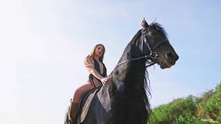 Adelle Torres cavalca nuda e ci mostra tutto