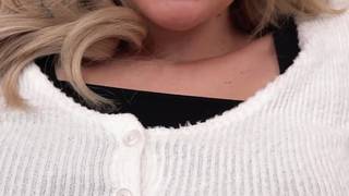 Un video hard bollente con la bionda Charlotte