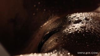 Il massaggio che le dà alla nera Zaawaadi è molto erotico