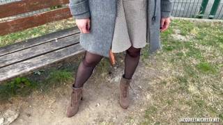 Una donna francese si mette in gonnella e mostra il suo seno Tettone naturali, Esibizionismo, Full HD, Upskirt