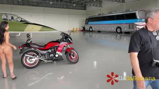 Una calda mora nuda su questa moto Una calda mora nuda su questa moto