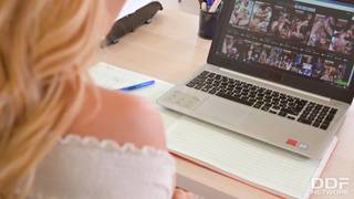 Natasha Teen viene sorpresa a guardare un porno in ufficio Bionde, Tettone, Latine, Gola Profonda, Ex Ragazze, Full HD