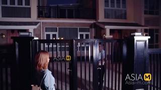 Una ragazza asiatica va in un hotel per un incontro sessuale