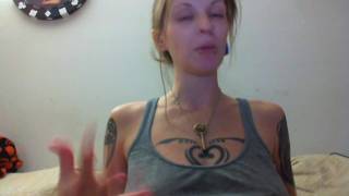 Una ragazza tatuata incinta ci mostra pancia e tettone