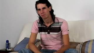 Lui gioca con il suo lungo cazzo per farci godere