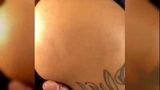 Una mora tatuata riceve tanta sborra sulle sue tettone Una mora tatuata riceve tanta sborra sulle sue tettone