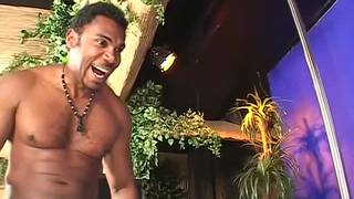 La troia europea Lucy viene addestrata a prendere cazzi neri