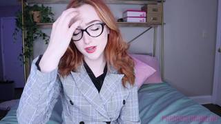 Una rossa con una figa pelosa ci offre uno spettacolo infuocato