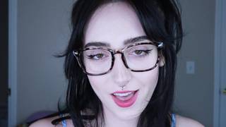 Una mora bella e maliziosa succhia un cazzo