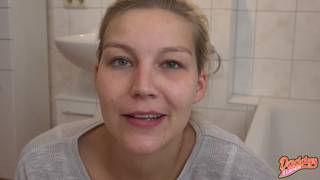 Una bionda e il suo uomo in una sessione di pisciate in bagno Una bionda e il suo uomo in una sessione di pisciate in bagno