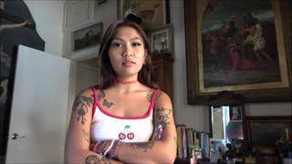 Una ragazza asiatica con un tatuaggio in un caldo POV Una ragazza asiatica con un tatuaggio in un caldo POV