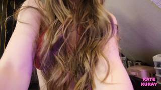 Ragazza in lingerie rosa spompina il cazzo in POV