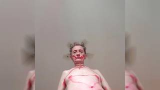 Un vecchio gay si dipinge di rosso e balla