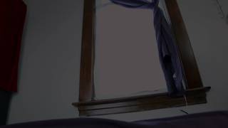 Una trans bruna è seduta su un dildo