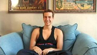 Un giovane ragazzo si masturba e fa la doccia