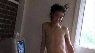 Un giovane asiatico magro spruzza sperma davanti al suo computer Un giovane asiatico magro spruzza sperma davanti al suo computer