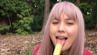 Una bruna e una bionda si masturbano all'aperto