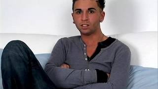 Un caldo moro si masturba il cazzo solo per te