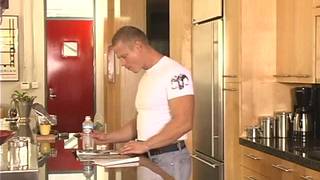 Jonas è un gay arrapato che si masturba