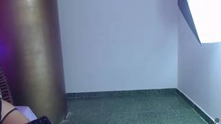 Questa stupenda mora si spoglia e gode da sola in webcam