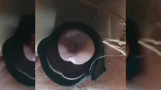 Mi sfondo col cetriolo il cazzo legato mi apro pee bene e poi schizzo 