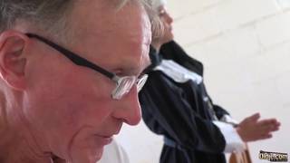 Un uomo anziano desidera scopare una suora della sua chiesa