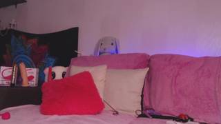 Una ragazza tatuata si masturba e gode per noi