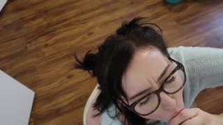 Una ragazza sexy fa un pompino amatoriale a un dildo Una ragazza sexy fa un pompino amatoriale a un dildo