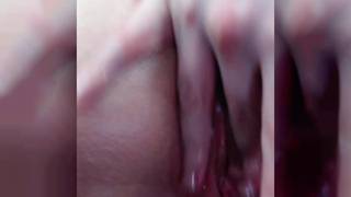 Balla e sborra usando il suo dildo