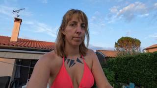 Una coppia francese nuota nuda nella propria piscina e poi scopa Una coppia francese nuota nuda nella propria piscina e poi scopa