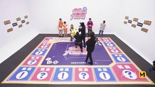 Un gruppo di asiatici gioca a spogliarsi