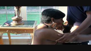 Una grande trans nera si infila un sigaro nel culo