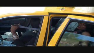 Sale sul taxi e si scopa due trans nere