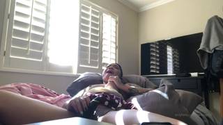 Una splendida nera tatuata si diverte troppo con il suo sextoy